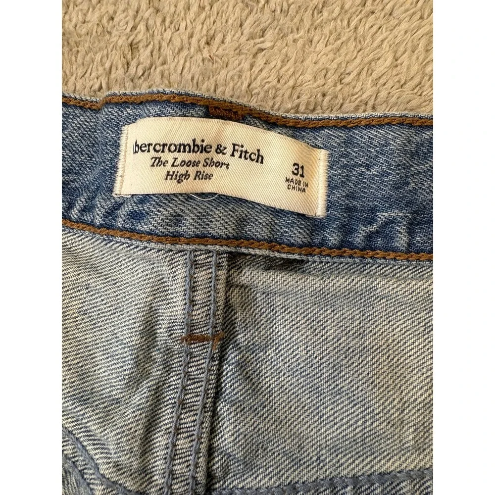 Abercrombie & Fitch The Loose Short High Rise Denim Light Wash Heart Size 31/34
